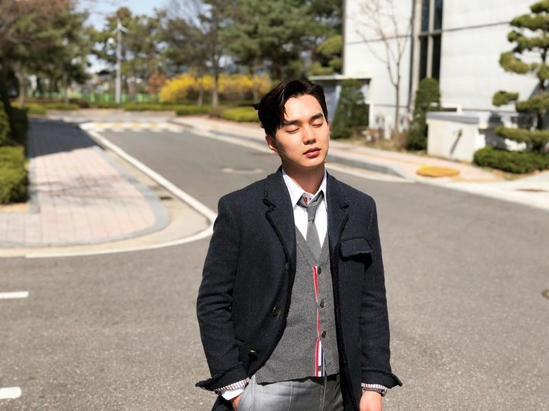 Actor Yoo Seung-ho showed off his handsome visualsYoo Seung-ho posted a picture on his Instagram on March 29.The picture shows Yoo Seung-ho, who is wearing a suit and closing his eyes. The distinctive features like the piece of Yoo Seung-ho make her look more prominent.The masculine atmosphere of Yoo Seung-ho also attracts attention.The fans who responded to the photos responded such as I am so handsome, I love you brother and It is wonderful.delay stock