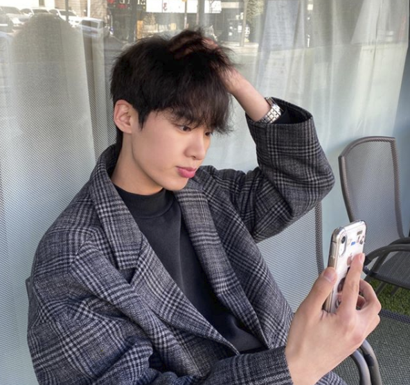 Kim Dong-hee, who captivated her with Itaewon Klath, once again aimed at female fans.Kim Dong-hee wrote a self-titled article on his 28th day, It is cute and cute.In himself, he is taking a selfie by touching his poor Hair.Kim Dong-hee made his debut with the 2018 web drama A-TEEN and took a snow stamp as a character citizen who is friendly to everyone but hides the wounds he received from his parents when he knows it.Kim Dong-hee was cast in JTBC gilt drama SKY Castle without a gap and received a great love as Cha Seo-joon.Recently, JTBC Itaewon Clath has succeeded in three consecutive hits as a Knotweed water character.SNS