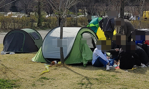 신종 코로나바이러스 감염증(코로나19) 확산 막기 위해 '사회적 거리 두기' 운동이 강화된 가운데 지난 28일 오후 서울 영등포구 여의도 한강공원은 거대한 텐트촌을 방불케 했다.