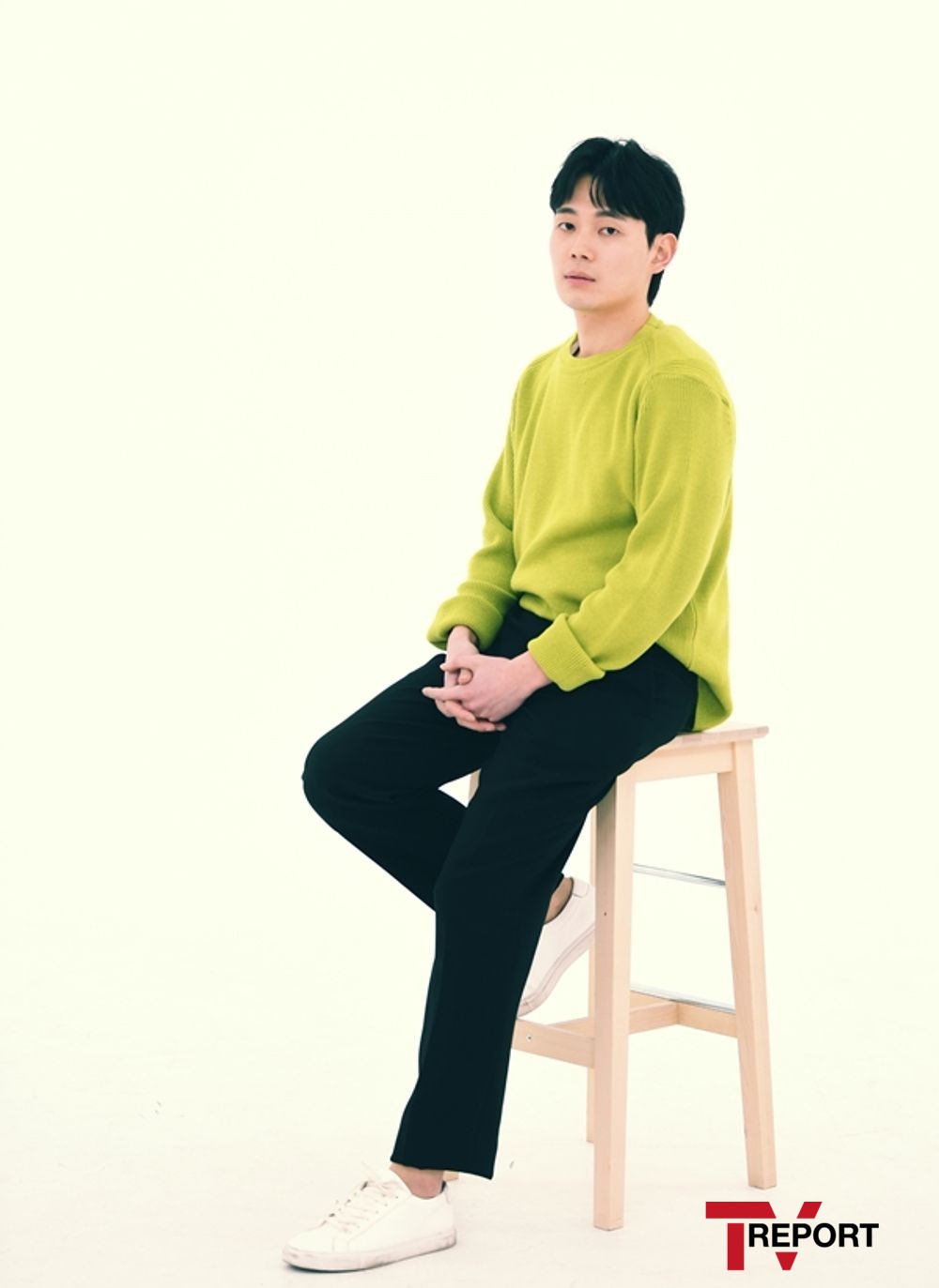 Are you like Roy (Park Seo-joon) to me? Friends I met at college, people in the same field, and they caught me when I was a little bit struggling or reeling.At JTBC Itaewon Clath end interview, Ryu Kyong-su cited theater movies and friends who had a relationship with college when asked who led solid beliefs and beliefs like Roy.As he met them, Ryu Kyong-su was his twintiesI said that the whole thing had been reversed.I just entered the university and entered the school with the idea that I wanted to learn Acting, whether it was theory or practice.Regardless of the severity of the story, I felt that I was short of meeting them, and I felt that there were many empty spaces filled in me while talking with them.So I had a hot campus life, and it remained a good memory. Ryu Kyong-su, who turned 29 this year, his own twinties he looked back onIt was a fierce and grateful time.I think I am a lot of people who are not enough, but I think I have met a lot of people like Roy around here and they have listened to my story.Im trying to listen to them.Ryu Kyong-su, who has accumulated one or two filmography with precious people, imprinted the public with the movie Anger - Yu Gwan-soon Story and TVN Confession last year.This was a decisive opportunity to join Itaewon Clath.Director Kim Sung-yoon said he wanted to see me after seeing the confession. I was very curious.I was a fan who had already read Itaewon Clath webtoon before I became a drama, but I felt that Choi Seung-kwon was attractive.It was really amazing to be offered this role, and at the same time my shoulders were heavy. Cho Kwang-jin, the author of the same name Webtoon and the scriptwriter, told him to make it comfortable.The writer said we should not be trapped in the original, but we should share our ideas as much as possible and make it comfortable.(Acting Choi Seung-kwon) I studied how many funny and funny things come out to viewers, and I thought I could reveal a lot of gaps in the winning ticket rather than deliberately laughing.Sams Club dance, which gave viewers a laugh, was one of them, he explained.I didnt mean to be funny, because I imagined Choi Seung-kwon would have come to Sams Club with a spleen and serious heart and thought he was cool.I was only out, and I thought that the winner was in the Sams Club and that he would have become famous. In this process, he fell into a role and completed it with an adverb. And theres a story about Park Seo-joon, who was breathed into Itaewon Klath, who said he had worked together three times in total so far.When I was a youth cop, I did not bump into me much, I thought it was a cool actor from afar. Then I met him in Lion, and I was grateful that he recognized me first.Then I met again with Itaewon Klath and it was very strange! There are many things that listen to me comfortably and care about me now and now. Ryu Kyong-su with similar age actors at the Pocha night in Itaewon Klath including Park Seo-joon.So I was bright and cheerful throughout the scene. So I want to keep seeing it.We have our own humor and gag styles, and it seems that it was a major factor in brightening and fun the atmosphere because it moves around the scene.I like reactions when someone tells me funny stories, not just the family at night, but others, and what I got from doing Itaewon Klath is the people I worked with.The appearance of Ryu Kyong-su, who met at Interview on the day, was like a stone, because every word felt seriousness and heavyness.His conviction and long-term plan revealed a different weight.I am very grateful for the modifier Monster Newcomer, but I am more committed to getting harder and harder myself.As such, I think I should keep my conviction that I will not let go of Acting.I do not build like Roy, but if it is a plan to act for a long time until the age of seven or eighty, is it a plan? After Itaewon Klath, Ryu Kyong-su will meet with the public with Daemuga: Han and Heung, an extension of the short film Daemuga, which was previously featured.I come into the world of shamans and darkness of each generation, and I become shamans in an accidental moment, and this work also tells the story of people living.After completing the interview, he left gratitude and support for viewers who loved Drama.Ive been on TV these days, but I think things are very depressing. Youre all going to be tough. I hope youre strong. Ill try.I will reassign and return to a good story.