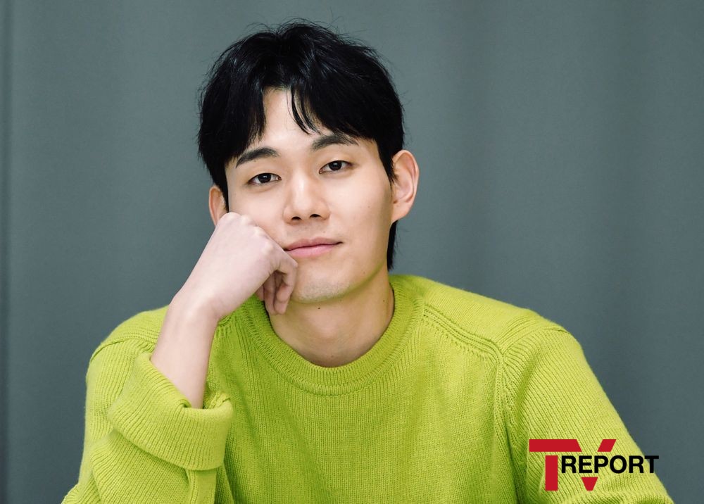 Are you like Roy (Park Seo-joon) to me? Friends I met at college, people in the same field, and they caught me when I was a little bit struggling or reeling.At JTBC Itaewon Clath end interview, Ryu Kyong-su cited theater movies and friends who had a relationship with college when asked who led solid beliefs and beliefs like Roy.As he met them, Ryu Kyong-su was his twintiesI said that the whole thing had been reversed.I just entered the university and entered the school with the idea that I wanted to learn Acting, whether it was theory or practice.Regardless of the severity of the story, I felt that I was short of meeting them, and I felt that there were many empty spaces filled in me while talking with them.So I had a hot campus life, and it remained a good memory. Ryu Kyong-su, who turned 29 this year, his own twinties he looked back onIt was a fierce and grateful time.I think I am a lot of people who are not enough, but I think I have met a lot of people like Roy around here and they have listened to my story.Im trying to listen to them.Ryu Kyong-su, who has accumulated one or two filmography with precious people, imprinted the public with the movie Anger - Yu Gwan-soon Story and TVN Confession last year.This was a decisive opportunity to join Itaewon Clath.Director Kim Sung-yoon said he wanted to see me after seeing the confession. I was very curious.I was a fan who had already read Itaewon Clath webtoon before I became a drama, but I felt that Choi Seung-kwon was attractive.It was really amazing to be offered this role, and at the same time my shoulders were heavy. Cho Kwang-jin, the author of the same name Webtoon and the scriptwriter, told him to make it comfortable.The writer said we should not be trapped in the original, but we should share our ideas as much as possible and make it comfortable.(Acting Choi Seung-kwon) I studied how many funny and funny things come out to viewers, and I thought I could reveal a lot of gaps in the winning ticket rather than deliberately laughing.Sams Club dance, which gave viewers a laugh, was one of them, he explained.I didnt mean to be funny, because I imagined Choi Seung-kwon would have come to Sams Club with a spleen and serious heart and thought he was cool.I was only out, and I thought that the winner was in the Sams Club and that he would have become famous. In this process, he fell into a role and completed it with an adverb. And theres a story about Park Seo-joon, who was breathed into Itaewon Klath, who said he had worked together three times in total so far.When I was a youth cop, I did not bump into me much, I thought it was a cool actor from afar. Then I met him in Lion, and I was grateful that he recognized me first.Then I met again with Itaewon Klath and it was very strange! There are many things that listen to me comfortably and care about me now and now. Ryu Kyong-su with similar age actors at the Pocha night in Itaewon Klath including Park Seo-joon.So I was bright and cheerful throughout the scene. So I want to keep seeing it.We have our own humor and gag styles, and it seems that it was a major factor in brightening and fun the atmosphere because it moves around the scene.I like reactions when someone tells me funny stories, not just the family at night, but others, and what I got from doing Itaewon Klath is the people I worked with.The appearance of Ryu Kyong-su, who met at Interview on the day, was like a stone, because every word felt seriousness and heavyness.His conviction and long-term plan revealed a different weight.I am very grateful for the modifier Monster Newcomer, but I am more committed to getting harder and harder myself.As such, I think I should keep my conviction that I will not let go of Acting.I do not build like Roy, but if it is a plan to act for a long time until the age of seven or eighty, is it a plan? After Itaewon Klath, Ryu Kyong-su will meet with the public with Daemuga: Han and Heung, an extension of the short film Daemuga, which was previously featured.I come into the world of shamans and darkness of each generation, and I become shamans in an accidental moment, and this work also tells the story of people living.After completing the interview, he left gratitude and support for viewers who loved Drama.Ive been on TV these days, but I think things are very depressing. Youre all going to be tough. I hope youre strong. Ill try.I will reassign and return to a good story.