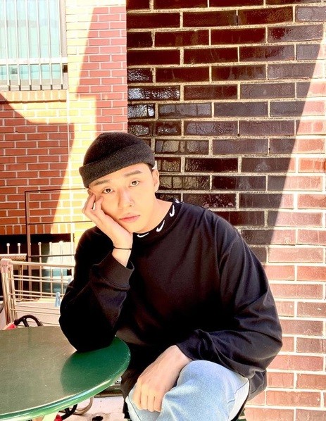 Actor Park Seo-joon has released a recent photo of the welcome situation, adding to COVID-19 and related conceptual comments.Park Seo-joon posted a picture on his Instagram on the 29th with an article entitled Let the weather be social even if it is good.This photo shows Park Seo-joon posing under the spring sunshine.Park Seo-joon, who made the new cut with JTBC One Clath, showed off his more stylish charm with knit beanie.He also voiced his emphasis on social distances related to Corona 19.Park Seo-joon returns to the movie Dream, which also confirmed the appearance of IU in addition to Park Seo-joon.