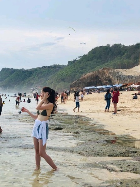 Talent Han Sun-hwa has released photos of past tripsOn the 29th, Han Sun-hwa posted a picture on his instagram with an article entitled A Year Ago in Winter Bali. Reality that I thought was really good.The photo shows Han Sun-hwa wearing bikini during his trip to Bali last year and enjoying his leisure on the beach.The COVID-19 virus minimizes the movement by keeping social distance, and the story of Han Sun-hwa, who expressed regret that he did not feel the same daily life before, stands out.Han Sun-hwa recently nestled in the Keyst.Photo = Han Sun-hwa Instagram