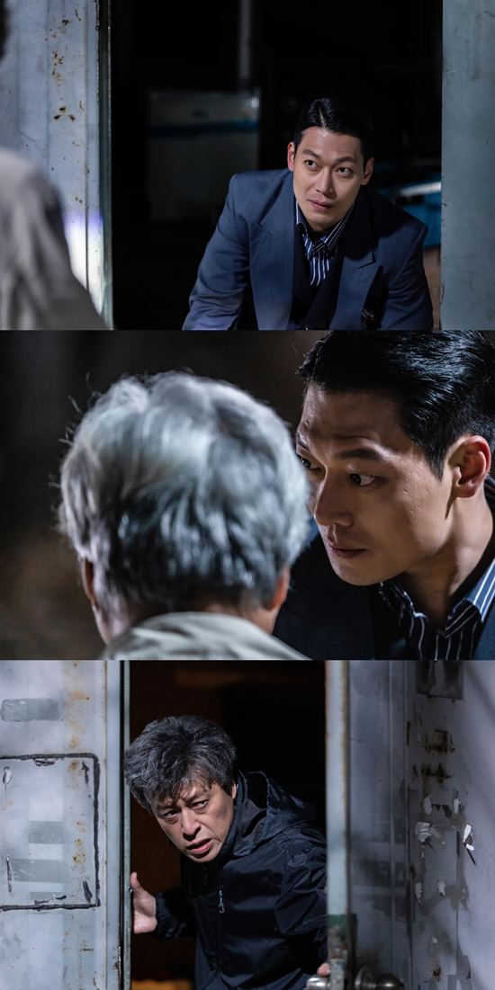 No one knows Kwon Hae-Hyo will be caught by Park Hoon.SBS drama is called an ending restaurant among viewers who say, Nobody knows. It is because it holds the viewers breath in an ending that goes beyond imagination every time.The last 8 endings also overturned the house theater with a sense of tension that raised beyond shock.In the eighth episode of No One, Park Hoon caught the tail of the Long-term protection (Kwon Hae-Hyo), which is currently unknown.Long-term protection is a person who appears to hold a link between sex scar Jennifer 8 and a boy who crashed with a secret (Ahn Ji-ho).In addition to Baek Sang-ho, police Cha Young-jin (Kim Seo-hyung), teacher Lee Sun-woo (Ryu Duk-hwan), and Shinsung Foundation Director Yoon Hee-seop (Jo Han-chul) are chasing the trail of long-term protection.Baek Sang-ho, who first found traces of long-term protection among them.As Baek Sang-ho, who came to the front of the container where the long-term protection hid his body, opened the door and finished the 8th in the scene where his eyes flashed, the curiosity and tension of the audience of the long-term protection was soaring.Meanwhile, the production team of No One Knows on the 29th is drawing attention by revealing the images of Baek Sang-ho and Long-term protection immediately after the 8th ending, which seemed to be breathtaking a day before the 9th broadcast.In the open photo, Baek Sang-ho is sitting in front of a container where Long-term protection hid his body.In the next photo, I look at the elderly person who is hiding the long-term protection secretly with a sharper and more scary eye.In the ensuing photo, a long-term protection was captured holding the container door, looking at who was in the dark.Tensions of the moment rise in the appearance of Baek Sang-ho and Long-term protection that are chased and chased.In addition, Park Hoon and Kwon Hae-Hyos overwhelming acting and expressiveness induce admiration.The eyes, facial expressions, postures, and gestures of both actors all contain the situation and characteristics of the character.Park Hoon, Kwon Hae-Hyo, and two Actors, with amazing concentration, quickly entered the situation and played Hot Summer Days.The production crew breathed in the tense smoke, he praised the two actors Hot Summer Days.Will the Long-term protection be caught by Baek Sang-ho? The fall of the St. Jennifer 8 and Ko Eun-ho.What is the link between the two events held by the Long-term protection?The 9th episode of SBSs Drama No One Knows, which predicts a story that will be swirling around the turnaround, will air at 9:40 p.m. on Monday, the 30th.Photo = SBS Nobody Knows
