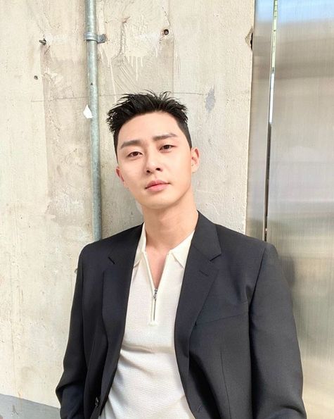 Actor Park Seo-joon is out of bamthole Hair stylePark Seo-joon posted a Hair style transform photo on his SNS on the 30th.He explained that he transformed from the chestnut to the pineapple hair style through the sign X to the night-shaped emoticon and O to the pineapple-shaped emoticon.Park Seo-joon in the photo pulled up his hair and completed a real pineapple-shaped Hair style.Park Seo-joon played the role of the male protagonist Park Roy in JTBC Drama Itae One Clath which recently ended.In particular, the style of the Roy Hair, which resembles the shape of a chestnut, became popular, and many male entertainers such as Jo Se-ho and Yang Se-chan followed in the entertainment industry.After the end of the drama, Park Seo-joon was attracted to the new Hair style by breaking away from the Hair style, which was considered to be a symbol of the Roy.