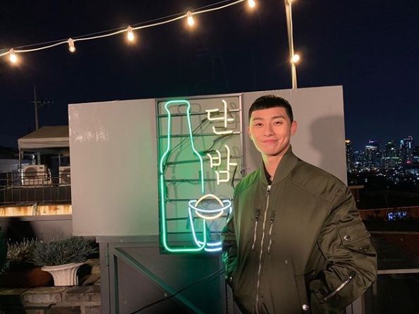 Actor Park Seo-joon is out of bamthole Hair stylePark Seo-joon posted a Hair style transform photo on his SNS on the 30th.He explained that he transformed from the chestnut to the pineapple hair style through the sign X to the night-shaped emoticon and O to the pineapple-shaped emoticon.Park Seo-joon in the photo pulled up his hair and completed a real pineapple-shaped Hair style.Park Seo-joon played the role of the male protagonist Park Roy in JTBC Drama Itae One Clath which recently ended.In particular, the style of the Roy Hair, which resembles the shape of a chestnut, became popular, and many male entertainers such as Jo Se-ho and Yang Se-chan followed in the entertainment industry.After the end of the drama, Park Seo-joon was attracted to the new Hair style by breaking away from the Hair style, which was considered to be a symbol of the Roy.