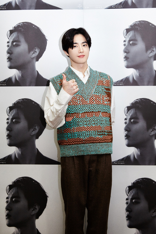 Suhos first mini-album Self-Portrait will be released on various music sites at 6 p.m. on the 30th, and the music video for the title song Lets Love will also be released simultaneously on YouTube and Naver TV SMTOWN channels.Especially, it is the first time to show Solo album, so many music fans are focused on it, and Suho conveys his impressions and goals of releasing this album directly.QA related to the first mini album self-portrait that Suho directly answers.Q1. What do you say about debuting to Solo?A. EXOel, as well as all those who love popular music, is not a music that was introduced through EXO, but it is expected that it will be the first time to show the music that I wanted to do with the color of Suho.So Im nervous, but the thrilling Feelings is the most advanced.Q2. The title of the album is self-portrait. What did you want to reveal through this album? A. Suho, I wanted to reveal Kim Jun-myeon best.And I wanted to communicate with many people with music that expresses me.Q3. Solo If there is a part that I care most about preparing the album? A. There is no part that I do not care about, but I think the most important part is the lyrics.I wanted to communicate with many people including EXOEL with the lyrics that I wrote with my heart.Q4. I participated in the concept planning, but what ideas did I have specifically? A. I came up with the overall concept idea from the beginning.I was deeply inspired by Van Gogh, who I saw during my trip, and I wanted to make an album like My Self-Portrait from the beginning.I tried to express it through album cover, lyrics, album composition.I continued to meet with the production team about the image that comes to mind when I was Suho, actively communicating and participating in all stages.Q5. What is the point of appreciation of the title song Love, Lets Love?A.As all songs will be, Love, Let is a song that gives a variety of emotions depending on the daytime and night Feelings and mood, so I think you can get a little different Feelings every time.It is a story about the universal aspect of love that anyone can sympathize with, and it is a good enough song to enjoy the atmosphere itself.Q6. I have a great affection for the team to name the title song Lets Love, the slogan of the team. What does EXO mean to Suho?EXO is, I think its just Suho himself, who has been at work for 15 years in his 30-year-old life, naturally seeping into EXO and EXOEL.Q7. EXO has been mainly intense concept, what do you want to show through Solo?A. Its not an intense dance song. Its lyrical, emotional, and Ive tried to tell more personal stories and to be as honest as possible.Q8. What was the reaction of the members & First, did the Solo debut member advise?I said that Love, Lets do it rather than advice, and the members cheered EXO and EXOel more because it was a meaningful music.Q9. What is the relationship with Younha and what is the relationship with the singer who wants to collaborate in the future?Your Turn on this album was originally a solo song, but I thought it would be much better if I was with female vocals, so I wanted to be with Younha senior.I would like to thank you for your participation, and I would like to take you on stage with Nell if you have a chance someday because you like Nell from the past.Q10. What if there is a plan or goal for this Solo album? A.I hope that this album will be more of my heart to EXOel than a big goal or plan, and I hope it will be a good opportunity to listen to my voice and my music to many people.Photo SM Entertainment
