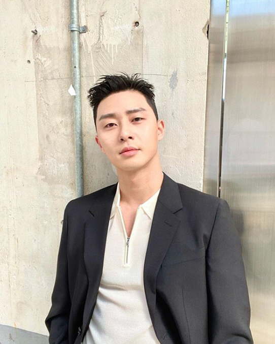 Actor Park Seo-joon transformed from Bamtoll Hair style to Pineapple Hair style.Park posted a picture on his 30th day with a picture of X on the night-shaped emoticon and O on the pineapple-shaped emoticon.It appears to have explained the transform from Bamtol to a pineapple Hair style.In the photo, Park Seo-joon draws attention by introducing a new Hair style like a pineapple shape.On the other hand, Park Seo-joon has played the role of Park Sae-roi in the recently-released JTBC Drama ItaeOne Clath.
