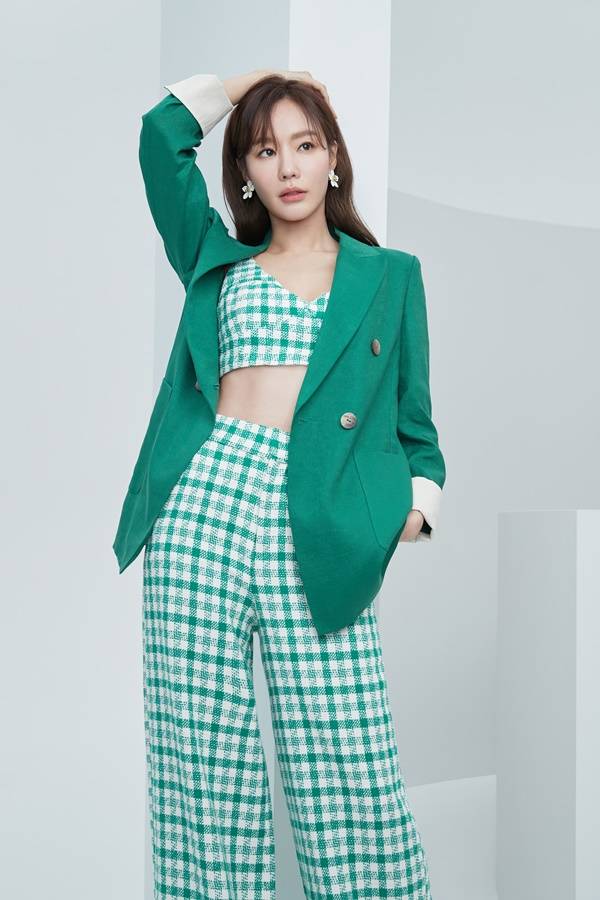 Actor Kim Ah-joong flaunts unwavering Beautiful looksOn Thursday, CJ ENM O Shoppings womens fashion brand Edge (A+G) unveiled a 2020 summer season pictorial with Kim Ah-joong.In this picture, Kim Ah-jong showed styling that fits the warmer weather.First, the linen-based toned green jacket matches the same crop tee and wide pants to complete the trendy style.In another picture, he proposed a long skirt styling of chiffon material that matches formal look and linen knit with a set-up suit style with a bright color.Kim Ah-joongs slender Bodie line, which perfectly digested the colorful style, overwhelmed the gaze.Meanwhile, Kim Ah-joong recently received much love for her appearances on SBS Wanted, tvN Ming Unfortunate, movies The King, Bad Guys: The Movie and more.We are currently reviewing our next film.