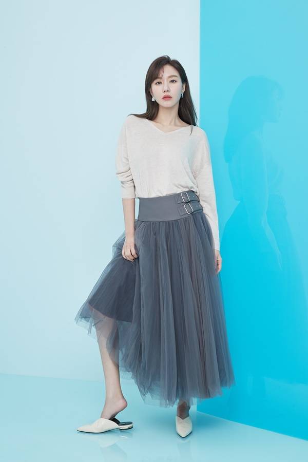 Actor Kim Ah-joong flaunts unwavering Beautiful looksOn Thursday, CJ ENM O Shoppings womens fashion brand Edge (A+G) unveiled a 2020 summer season pictorial with Kim Ah-joong.In this picture, Kim Ah-jong showed styling that fits the warmer weather.First, the linen-based toned green jacket matches the same crop tee and wide pants to complete the trendy style.In another picture, he proposed a long skirt styling of chiffon material that matches formal look and linen knit with a set-up suit style with a bright color.Kim Ah-joongs slender Bodie line, which perfectly digested the colorful style, overwhelmed the gaze.Meanwhile, Kim Ah-joong recently received much love for her appearances on SBS Wanted, tvN Ming Unfortunate, movies The King, Bad Guys: The Movie and more.We are currently reviewing our next film.