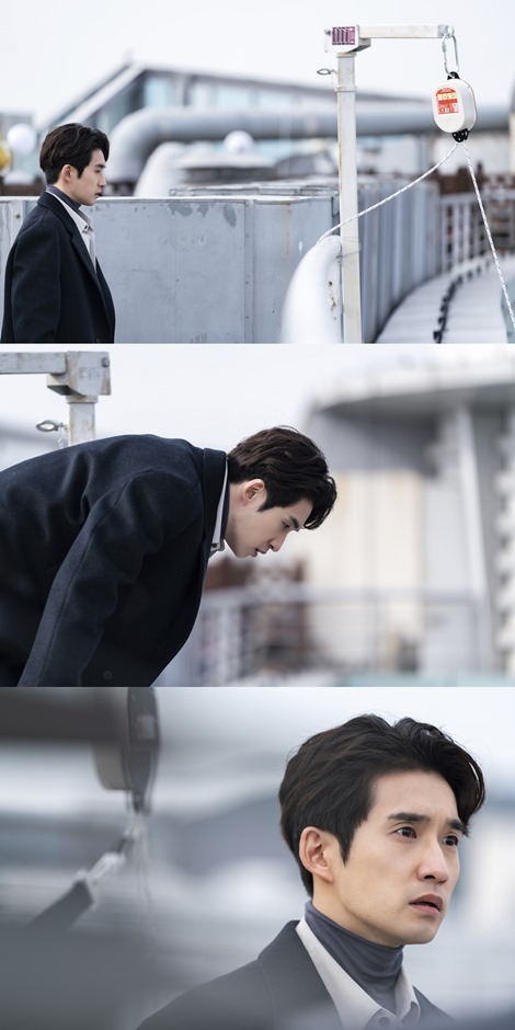 Why did Ryu Deok-hwan climb onto the rooftop railing? And his shocked expression is exhaling an extraordinary aura.SBS Mon-Tue drama no one knows turned the turnaround.As Kahaani has been carefully built up because it is not dense, interest and expectation are rising about what shocking story no one knows will tell for the remaining 8 times, and what events the characters will experience and what changes they will show.Lee Sun-woo (Ryu Deok-hwan) in No One Knows is a person who wanders between safe lies and uncomfortable truths.As a teacher, I have a warm heart for my children, but I am hesitant to correct Choices because I meet my reality.This may be similar to the majority of adults in reality, so he wants to change, and viewers want to do the right Choices to protect the children.Meanwhile, on March 30, the production team of No One will reveal Lee Sun-woo, who seems to be at the crossroads of Choices again, ahead of the 9th broadcast, to draw attention.In the photo, Lee Sun-woo is standing at the Millennium Hotel Rooftop where his class student, Koh Eun-ho, crashed.Lee Sun-woo, who seemed to be thinking something, climbed to the rooftop railing where Ahn Ji-ho crashed.For some reason, he was staring somewhere with a serious expression that had not been seen before.In the last broadcast, Lee faced trauma in the past: Kim Tae-hyung (Seo Young-joo), a child who was hurt because he did not believe it, appeared as a caregiver of Ko Eun-ho.Lee Sun-woo, who shrank at Kim Tae-hyung, said, I still have a chance, and vowed to change myself, not wanting to repeat the same mistake.After that, he was in a crisis that almost died, but Lee Sun-woo became stronger and changed.Lee Sun-woo was captured at the Rooftop of the Millennium Hotel. Why did Lee Sun-woo come back here? Why was Lee surprised so much?How will this affect the development of the drama afterwards?The production team of No One Knows this, said, From the 9th broadcast today (30th), the clues of the events begin to be solved in earnest.In it, adults such as Cha Young-jin (Kim Seo-hyung) and Lee Sun-woo (Ryu Deok-hwan) struggle and change to protect their children in their own way.I would like to ask for your interest and expectation on how Lee Sun-woos change will affect the development of the drama, and what kind of performance he will put it into.Nobody knows, she said, heralding Kahaani, who was swirling around the turnaround.The 9th SBS Mon-Tue drama No One Knows, which became more heavy and intense with Lee Sun-woos change, will air today (30th) Monday night at 9:40 p.m.Photo Offering = SBS Mon-Tue drama Nobody Knows