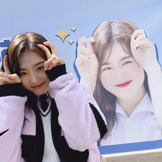 Kim So-hye posted a picture on his SNS on the 29th with the article Really strong, really delicious and really happy!! Penguins are the best!Kim So-hye in the public photo is standing in front of the rice car that arrived at KBS2 new drama Contract you filming.He is showing off his cute charm by copying his own photos on the banner.Meanwhile, Kim So-hye will appear as Eom Se-yoon, a girl who is the first love, appearance, and grades of Park Chan-hong (Lee Shin-young) in KBS2s new monthly drama (4 episodes) Contract you.The first broadcast on April 6th at 10 pm.