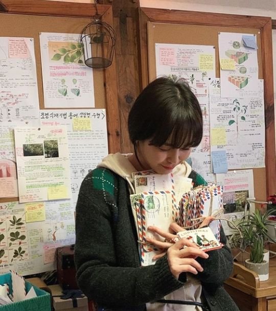 Lee Ha-na posted several photos on his SNS on the 30th, along with an article entitled Half of the Half episode 1: A Sunhobang, which was created for a very short god.The photo shows Lee Ha-na in the TVN Drama half-half-half filming scene.Lee Ha-na looks at the set props that show detailed details such as the Plants manual and letter pile filled with walls.Lee Ha-na said, It was a day when I could not keep my mouth shut on my small teams Some Like It Hot, which expressed my grandmothers Some Like It Hot, which is a support for children who need help from all over the world.Everyone is so eager to be in their place today, and I hope that today and tomorrow will be a lot of half-half parts 3 and 4, he added.On the other hand, TVN Drama Ban-Yi-Hahn is a work that depicts the story of unrequited love that begins, grows, and ends with the artificial intelligence programmer House of Representatives and classical recording engineer Seo-woo.