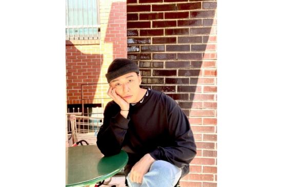 Actor Park Seo-joon has released a recent photo.Park Seo-joon posted a photo on his SNS on the 29th and said, The weather is good, but it is social distance.Park Seo-joon in the public photo has created a comfortable and sensual fashion with a Binnie hat and jeans, and sits with his chin and gazes at the camera to catch the attention of fans.Meanwhile, Park Seo-joon was greatly loved for playing the main character Park Sae-roi in JTBC Drama One Clath which recently ended.The last episode broadcast on the 21st recorded its highest audience rating of 16.5%, and it was the beauty of the race.