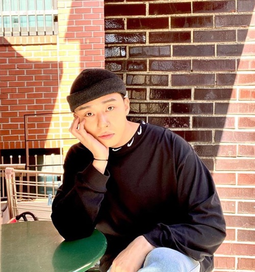 Actor Park Seo-joon underscored the importance of social distance.On the 29th, Park Seo-joon posted a picture on his instagram with an article entitled Make a social distance even if the weather is good.Park Seo-joon in the open photo is staring at the camera with warm sunshine.He is eye-catching, dressed comfortably in jeans, a black T-shirt and a beanie.In particular, Park Sae-roi in JTBC Drama One Clath seemed to have penetrated the CRT, cheering fans.Meanwhile, Park Seo-joon is the next film to appear in Lee Byung-huns film Dream.