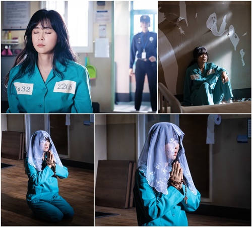 Goodcasting Choi Kang-hee robs his gaze with the first force of a unique visual, wearing a pure white mass in a blue prison uniform.SBS New Moon TV drama Goodcasting (playplayplay by Park Ji-ha/director Choi Young-hoon/production by Box Media) is an action humanism blockbuster that takes place when women who were pushed out of the NIS job and kept their desks were forced to work as field agents and then launched the colostrums Operation Mole Song: Undercover Agent Reiji.It is expected that a shopping cart rather than a pistol, an ordinary woman who matches a back-to-back smashing rather than a high-altitude downhill action, will save her family, save the people, and save the country.Above all, Choi Kang-hee has a job performance ability, but he plays the role of NIS Black Agent Baek Chan-mi, who is considered to be the worst because of the stage kiss that he spits out regardless of what he says.Choi Kang-hee, who returned to the house theater about two years after the Queen of the mystery season 2, which was loved by the enthusiasts, is a troubled child in the NIS who shows hot action and emits charismatic girl crush charm.In this regard, Choi Kang-hees intense first force, which revealed the reverse dark mode of wearing a mass in a prison uniform while trapped in a private cell, was released.In the drama, Baek Chan-mi came to the Pricen to solve the case: Undercover Agent Reiji.Baek Chan-mi, who is trapped alone in the solitary room, seems to be reliant on a line of light pouring down a small window, and is thoughtful with his eyes closed.Moreover, Baek Chan-mi is a messy hair style, wrapping the rosary in his hand, raising the Prayer with a pious and faithful expression, and giving charisma.I am infinitely curious about what happened to the Mole Song: Undercover Agent Reiji until Baek Chan-mis private, and what the Prayer content Baek Chan-mi memorized desperately.In particular, Choi Kang-hee said, I have thought that there are many Chapters, but this work is also the same.In the play, Baek Chan-mi is an attractive character who is courageous, has a hot personality, and is good at fighting.I left my gender and tried to play Baek Chan-mi as an NIS agent. He expressed his special affection for Baek Chan-mi.I was always able to breathe with good bishops, staffs, and wonderful actors, and I was always grateful for the shooting.I hope that many people will love me because everyone has done their best with the heart of care for their work. Choi Kang-hee, who clearly expresses character of character with just his eyes and facial expressions, has also been praised as Choi Kang-hee, the production company said. You can expect Choi Kang-hees Baek Chan-mi, which was interpreted as endless passion and affectionate insight. ...Meanwhile, the drama Goodcasting will be broadcast on April 27th following No One.