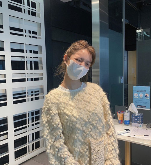 Girls Group AOA member Jimin has revealed that he is following the rules to prevent Corona 19 infection.On the 30th, Jimin posted a number of photos on his personal Instagram with an article entitled I want to see.Jimin in the public photo is wearing a mask and writing a roster before entering the building and thoroughly measuring the body temperature.The netizens who watched this commented on various comments such as I want to see, Be careful of health and It is cute even when it is ten.