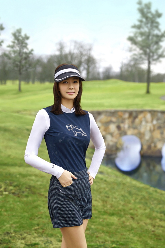 Actor Son Tae-young presented a comfortable and relaxed field look through a digital campaign with a golf wear brand.Golfwear brand Hill Creek unveiled its digital campaign Style on Green with Actor Son Tae-young on March 30.This campaign, which was released as a digital picture and film, has a comfortable feeling that causes the illusion of traveling as well as rounding on a green field after a long winter.Son Tae-young is a neat monochrome item in the background of a Golf course in Princeton, USA, showing classic yet sensual styling and showing a suitable figure for the modifier of pictorial artisans.Best, knit cardigan, and Kurot pants were directed by her own personality, and she proposed styling for light travel as well as rounding spring season with coordinated items such as sun cap, dot bag, and nissacks.Along with this, digital film was also released.Based on the natural appearance like making film and the green color that utilizes the freshness of warm spring day, it contains the fresh and relaxed appearance of Son Tae-young.bak-beauty