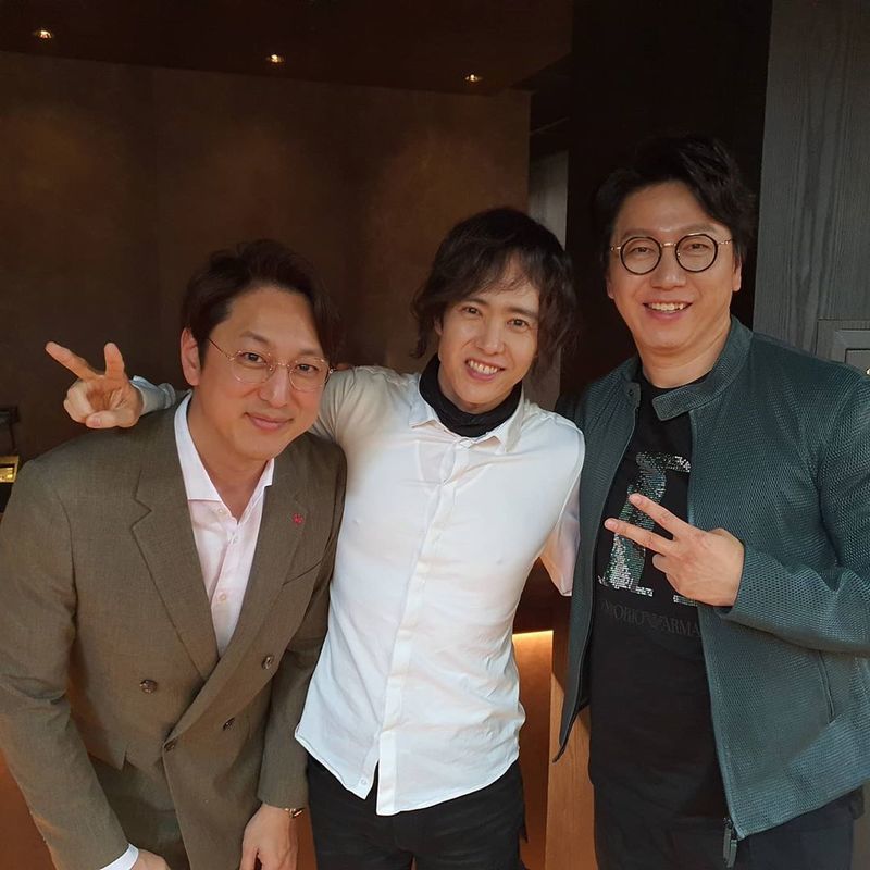 Three shots of Mount date, Kim Su-ro and Han Suk-Joon have been released.Kim Su-ro released a photo of his Instagram on March 30 with # Good Years of the Year along with Amount date and Han Suk-Joon.Visuals stand out during the oldest Amount date, born in 1969.pear hyo-ju