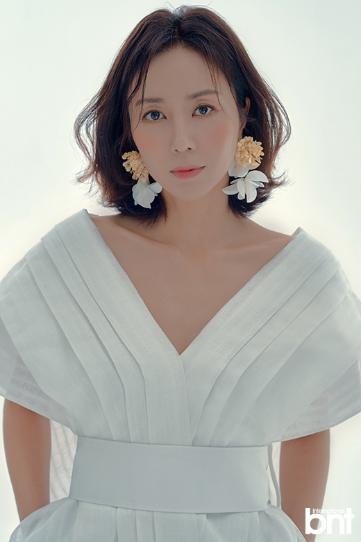 Actor Jo Mi-ryung has spoken out about the Non-marriage Misunderstood.Jo Mi-ryung recently participated in the bnt photo shoot.Jo Mi-ryung, who appeared in MBC Golden Garden and KBS Let me hear your song last year and is currently resting, said, I like to travel when I rest, but now I can not go well because of the situation.Im not bored because I have so much to cook, clean and do at home.When MBNs entertainment program, Flight Girl, was featured in the movie, Choi Soon-i Life became a hot topic, but when asked if he still enjoys life as a Choi Soon-i, Jo Mi-ryung laughed, saying, Its natural.He said that it is better to stay at home unconditionally on a day off, and he likes cooking, has to clean his house, and he has so much to do even if he is at home.He is interested in cooking and famous for his goodness. Recently, he has been eating Pasta often.I accidentally ate Basil pesto Pasta at a restaurant and it was so delicious that I was into eating it.Gambas, potato soup, japchae, and crab soup are often made and eaten.He enjoys his own life, but he is not a non-marriageist.Many people think of themselves as non-marriageism because flying girl means non-marriage is a happy girl, but in fact he wants to marriage.However, when I lived my life, I laughed, saying that I am waiting for the time to think that marriage and childbirth seem to be the will of heaven rather than my will.However, the single life I enjoy now is also enjoying my friends who are marriage.He smiled happily throughout the interview and asked him how to be happy for himself.He thinks about how to be happy, and he tries to calm down and sort things out one by one rather than trying to do hard work at once.It seems to be happy if such hard work disappears one by one.I think it is the best way to organize and forget one by one when there is a bad thing, rather than rushing to say that I should be happy right now.I asked what the difference was between when I enjoyed my life at Yangpyeong station and when I moved to Seouls Apartment.Once I sat at home, I could see the mountains in front of me and I was glad that I was healing without thinking, but now Apartment is showing another Apartment building outside the window.Sometimes he says he misses his life at Yangpyeong station too much.But the house was so big that it was difficult to manage and I think there is a more comfortable part now to live alone.At the part, I can not heal even if I look outside, so nowadays I lie on the living room sofa and watch TV is the best thing to do.When I shot a picture, I asked him how to manage his skin with his slim body and skin.He is annoying and does not really go to the management room or dermatology department. He does not go to the management room and he does home care as hard as he does.He said that he practiced one pack a day with a mask pack containing collagen, and exercises with squats and stretches at home.Now that I have to manage it, I laughed, saying that I am working harder.The memorable works include the 1997 MBC drama Star in My Heart and the 2010 KBS drama The Slave Hunters.Stars in My Heart was so honored because it was the first drama to publicize his name to the public, and I can learn a lot through my seniors, so it is a really good opportunity for me and I think it will remain an unforgettable work until I die.The Slave Hunters initially became angry with the representative of the agency at the time because he did not want to play the role of the mastermind too much.But I was persuaded and I was so happy with the character that I worked hard and the drama was good, and since he was Acting, I was proud of the age of the mother.He could not miss questions about his future plans and aspirations, and he said he would try to make people become actors who are happy to see him when he turns on TV.I do not want to be forgotten by the public, so I want to continue to work.The role I want to play is so fun and fun in the past, and I want to play a charismatic and serious role from now on.When I chose Character, I could feel how deeply he was in love with Acting in his Acting philosophy that I thought about whether I could sympathize with him, above all.hwang hye-jin