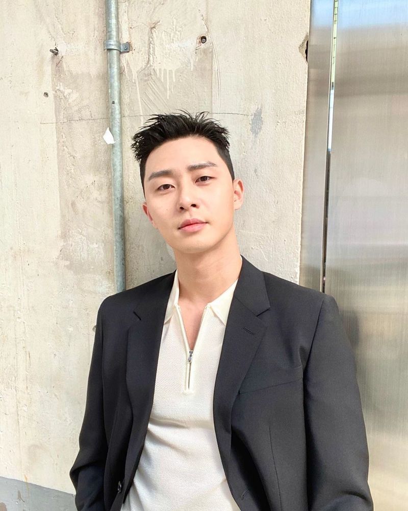 Park Seo-joon has unveiled a hairstyle that has changed since the One Clath End.Park Seo-joon released a picture on his Instagram account on March 30.In the post, the night emoticons were marked with X marks and pineapple emoticons with O marks, emphasizing the hairstyle that changed from before.In the photo, Park Seo-joon showed styling up the chestnut hair that was shown while Acting the role of the Roy.Park Seo-joons warm visuals, wearing a neat jacket, attract attention.Park Seo-joon was loved by viewers for his recent act of Roy, who breaks down the big hand in the food industry with his conviction and defeat in the end JTBC Golden Earth Drama One Clath.Lee Ha-na