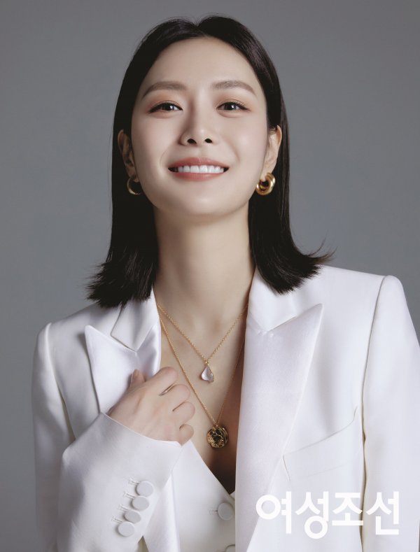 Song Dae decorated the cover of the April issue of the Chosun Broadcasting Company.Ian Eenti, a subsidiary company, unveiled a picture of Song Daes lovely charm on the 30th.Song Dae in the public picture has shown a chic and sophisticated appearance that is different from the image of pure and feminine charm.In an interview that followed the filming, Song Dae wrote, This years plan has written more than three works, more than 10 service sessions, more than two readings a month, silently moving without doubting what you are doing, and not compromising with yourself.I want to be a trustworthy actor who always walks my way silently on the spot. Recently, Song Dae has been cast as KBS2 I have been once and is being filmed.The picture and interview with Song Daes charm can be found in the April issue of Chosun Broadcasting Company.