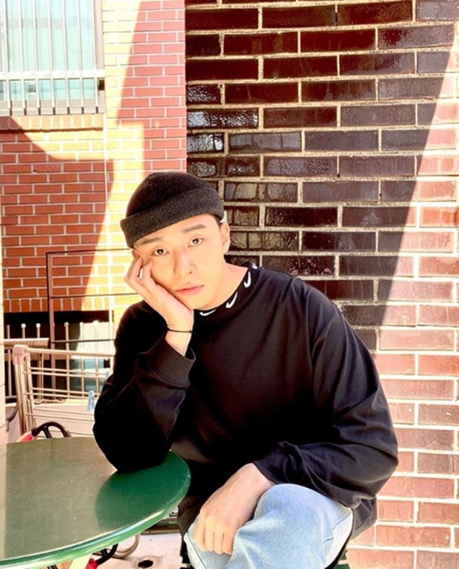 Actor Park Seo-joon reveals his daily routinePark Seo-joon posted a picture on his 29th day of his instagram saying, The weather is good, but it is social distance.In the public photo, Park Seo-joon is wearing a beanie and staring at the camera.JTBC Itae One Clath, which was introduced through the unique Bamtol head grows a little bit.Park Seo-joon played the main character Park Roy in the recent Itae One Clath.Especially, Roy hairstyle which was shown through Drama was popular among men.Park Seo-joon is positively discussing Kim Eun-hees new drama Jirisan appearance.