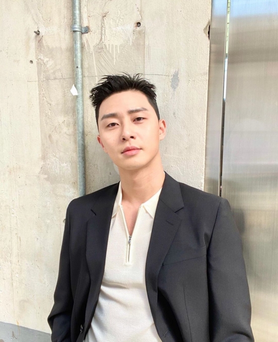 Actor Park Seo-joon reveals new hair stylePark Seo-joon posted a picture on his Instagram on the 30th with an emoticon symbolizing Bamtol X pineapple O.In the photo, there is a picture of Park Seo-joon, who is wearing a hair style that has passed a little long bangs in a very short chestnut head.The netizens who responded to this responded that I like pineapple, I am so cute and I evolved from night to pineapple.On the other hand, Park Seo-joon played the role of Park Sae-roi in JTBC Drama Itae One Clath which ended on the 21st.