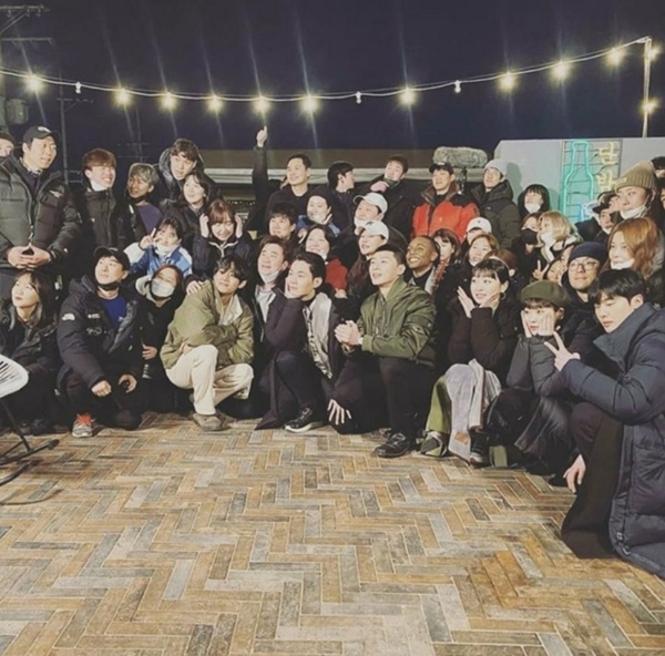 Itaewon Clath Party with staff In the photo, BTS V is caught and is a hot topic.Staff of JTBC drama Itaewon Clath, which recently ended in popularity, was noticed by uploading a photo taken to Instagram to commemorate the last shooting.The photo released by Staff was a group photo taken on the set of Itaewon Klath; the photo showed V with actors such as Park Seo-joon and Kim Dami.V is comfortable in a khaki jumper alongside Park Seo-joon, taking pictures naturally with actors, directors and staff.V is said to have found the last shooting scene to cheer on his best friend, Park Seo-joon.V called Itaewon Clath OST to give the drama a boost, and did not spare any support for the filming site.Park Seo-joon released a photo of her Christmas with the Uga Family on Instagram and showed Vs first long-term vacation last summer on a sea trip with Park Seo-joon, Pickboy and Choi Woo-sik through the V-log.PhotoItaewon Klath Staff SNS, Park Seo-joon SNS