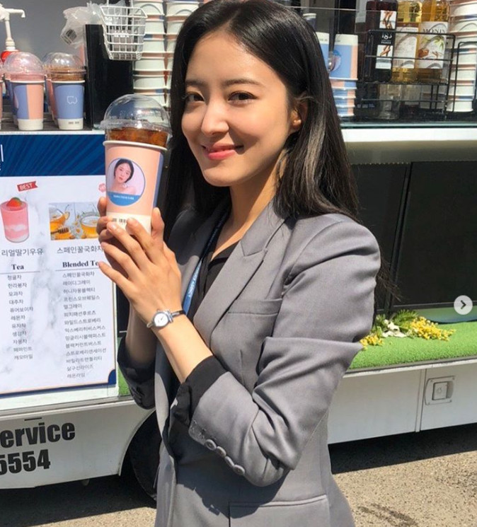 Actor Lee Si-young has certified Kim Sooks Coffee or Tea GiftLee Si-young released the photo on Instagram on Thursday with the caption: Thank you Sister, I love you Sister.The photo released together showed Lee Si-young posing with a cup; the vehicle said, I support Lee Si-young Actor.Comedian Kim Sook is a placard written on it.Kim Sook, who has been involved with Lee Si-young as a TVN entertainment program Weekend Use Manual broadcasted in 2018, sent a cheering car Gift to Lee Si-young, who is filming TVN drama Memoir of Warlist.When the photos were released, the netizens responded such as Kim Sook is cool, I support two peoples friendship and Memoir of Warlist fighting.Photo Lee Si-young SNS