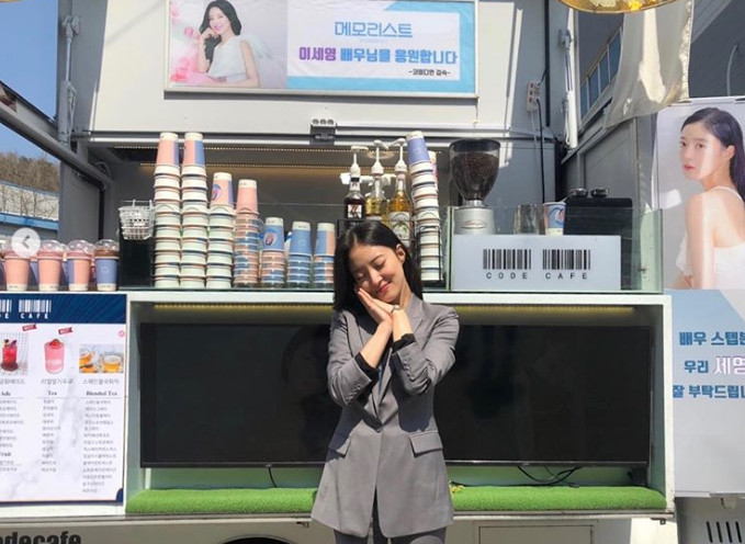 Actor Lee Si-young has certified Kim Sooks Coffee or Tea GiftLee Si-young released the photo on Instagram on Thursday with the caption: Thank you Sister, I love you Sister.The photo released together showed Lee Si-young posing with a cup; the vehicle said, I support Lee Si-young Actor.Comedian Kim Sook is a placard written on it.Kim Sook, who has been involved with Lee Si-young as a TVN entertainment program Weekend Use Manual broadcasted in 2018, sent a cheering car Gift to Lee Si-young, who is filming TVN drama Memoir of Warlist.When the photos were released, the netizens responded such as Kim Sook is cool, I support two peoples friendship and Memoir of Warlist fighting.Photo Lee Si-young SNS