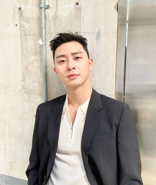 Actor Park Seo-joon changed the head of Roy.On Thursday, Park Seo-joon posted a picture on his instagram.Along with this, it attracted attention by displaying X on the night-shaped emoticon and O on the pineapple emoticon.Park Seo-joon in the public photo is wearing a white knit shirt and a black jacket and making a warm smile.The style of hair with wax, not the unique chestnut hair that has gained popularity by creating various parodies, attracts attention.It is charismatic, but Park Seo-joon laughed at this head as pineapple.Park Seo-joon played the role of Roy in the recently released JTBC Golden Earth drama One Clath, and was popular with a night-tall hair that seemed to walk out of Web toon One.Meanwhile, Park Seo-joon will be in close contact with IU through Lee Byung-huns new film Dream.Photo Park Seo-joon SNS