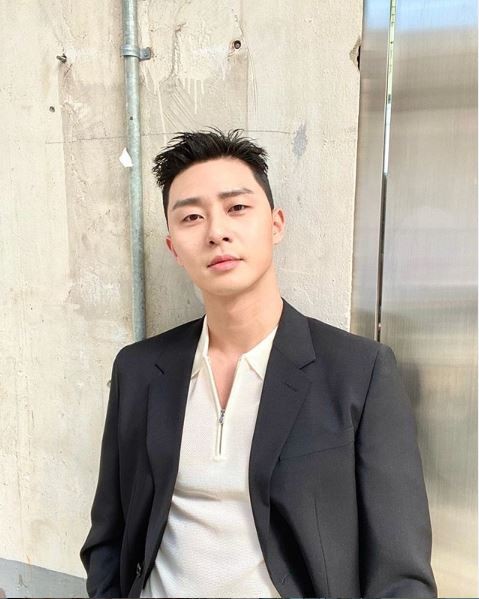 Actor Park Seo-joon has certified the Hair style transform.Park Seo-joon posted a photo on Instagram on Thursday with an emoticon Night X pineapple O.Park Seo-joon in the photo is transformed into a hair style where pineapple comes to mind.The hair has grown a lot in the existing chestnut hair style, and the new hair style is completed.Park Seo-joon recently took on the role of Park Sae-roi in JTBC Itae One Clath, which was recently concluded, and collected the topic by digesting the head of the night.His Hair style has also been very popular with celebrities, and it is noteworthy that this pineapple Hair style will also be popular.Park Seo-joon, who finished One Clath in Italy, confirmed the movie Dream as his next film.