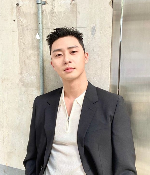 Actor Park Seo-joon flaunts changed Hair stylePark Seo-joon posted a picture of his current situation on his Instagram on the 30th.Park Seo-joon in the photo shows off his warm appearance with his bangs up.Park Seo-joon has maintained a long-term Buntall Head due to the recent JTBC gilt drama Itae One Clath shooting.It transforms into a hair style reminiscent of pineapple and attracts attention.Meanwhile, Park Seo-joon, who finished Itae One Clath, is going to start filming his next film Dream.Photo = Park Seo-joon Instagram