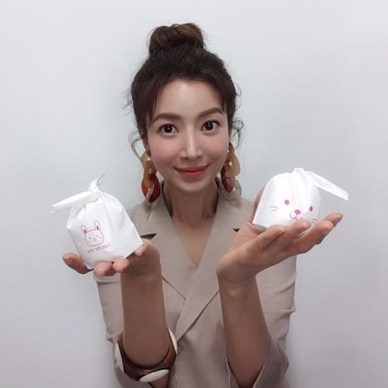 Actor Yoon Se-ah has reported on the latest.On the 30th, Yoon Se-ah posted a picture and a picture of Toy Mochi!! So cute ... through his Instagram.In the open photo, Yoon Se-ah is smiling with a Rabbit-shaped mozzie, with large eyes and white skin like Rabbit.The netizens who watched this responded to his beautiful look.Yoon Se-ah appeared as Na Ha Young in the TVN drama I Melt Juo which last November.Photo: Yoon Se-ah Instagram