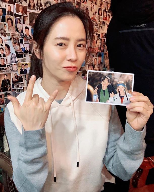 Actor Song Ji-hyo has revealed his latest situation.Song Ji-hyo posted a picture on his Instagram on the 30th, with an article entitled Sujin, who met for a long time ... Finds a photo of Old Hello, My Dolly GirlfriendSams Club.Song Ji-hyo in the public photo is taking the same pose as that time with a photo taken with his opponent Actor Byun Yo-han at the time of shooting Old Hello, My Dolly GirlfriendSams Club.The netizens responded with a comment saying, It is the same as then and now, The old Hello, My Dolly GirlfriendSams Club Sujin was the best.Meanwhile, Song Ji-hyo is scheduled to appear in the JTBC drama We Did Love You.Photo: Song Ji-hyo SNS