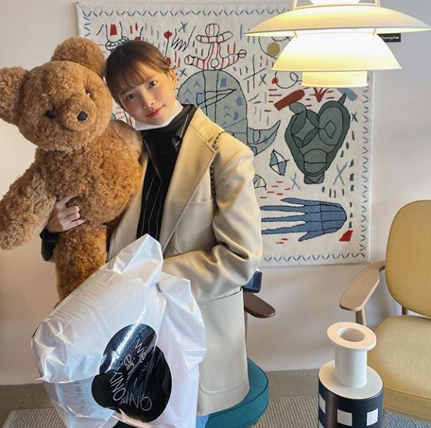 Actor Ha Yeon-soo has revealed his daily routine.Ha Yeon-soo posted a picture on his Instagram  gramgram on the 30th.In the open photoHa Yeon-soo is staring at the camera with a large teddy bear in her arms, and her languid eyes make her youthful charm more prominent.The netizens welcomed the comments, Please let me know the name of the bear doll later, It is a bear doll and a doll.On the other handHa Yeon-soo appeared in KBS Joy entertainment program Trend With Me Season 2 last year.Photo: Ha Yeon-soo SNS