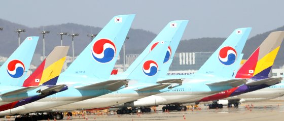 대한항공과 아시아나 항공의 여객가가 인천국제공항에 서 있다. 연합뉴스