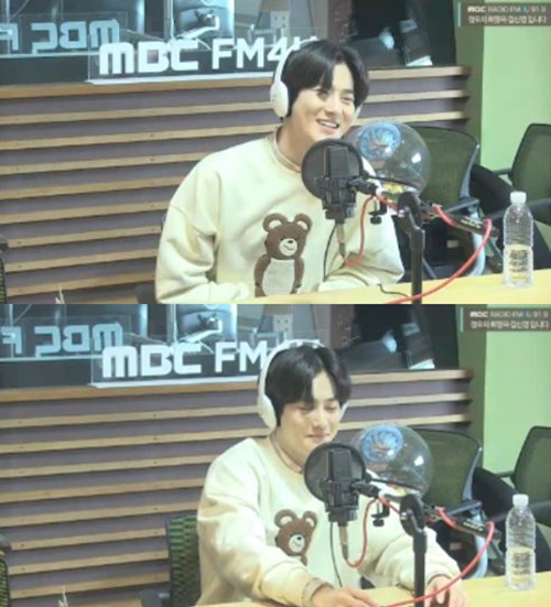 Noon Hope Song group EXO Suho bought rice to Park Jihoon from Wanna One.Suho, who made his Solo debut as his first mini album Self-Portrait, appeared as a guest on MBC FM4Us Noon Hope Song Kim Shin-Young, which was broadcast on the afternoon of the 31st.DJ Kim Shin-Young asked Suho, It is famous for being very big, and asked, What kind of junior did you buy rice recently?When asked what menu he had bought, he said, I bought a family white paper, and I chose a home-style white paper to fill the protein after the exercise.My brother who buys me rice is Super Junior Kyuhyun, he added.