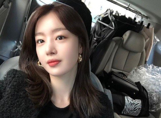 maekyung.com news teamActor Han Sun-hwa has announced the latest in photos.On the afternoon of the 31st, Han Sun-hwa released a picture with his article Ilst through his Instagram.Han Sun-hwa in the photo shows a camera staring at the camera in the car.Han Sun-hwa is communicating with fans through his SNS.Han Sun-hwa recently signed an exclusive contract with Keith to review his next work