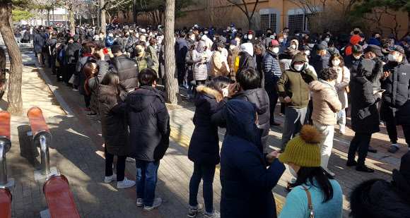 젊고 건강하다고 해서 마스크 쓰기를 소홀히 했다간... - 코로나19를 조기 종식하고 확대를 둔화시키기 위해서는 마스크 쓰기와 사회적 거리두기가 필수적이라는 지적이 나왔다.서울신문 DB