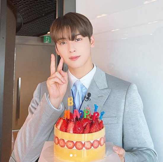 Cha Eun-woo, with birthday cake, says V...."I love you mom and dad."