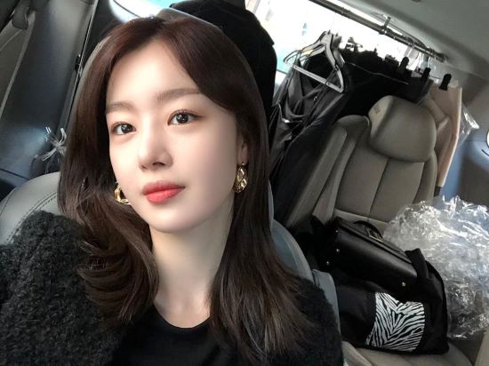 Actor Han Sun-hwa from the group The Secret boasted beautiful beautiful looks.On the 31st, Han Sun-hwa posted an article and a picture of Ilst through his Instagram.Han Sun-hwa in the public photo stares at the camera in the car, with white skin, concave visuals, and the elegant charm that stands out.Han Sun-hwa appeared as Gomadam in OCN Drama Save Me 2 last year.Photo: Han Sun-hwa Instagram