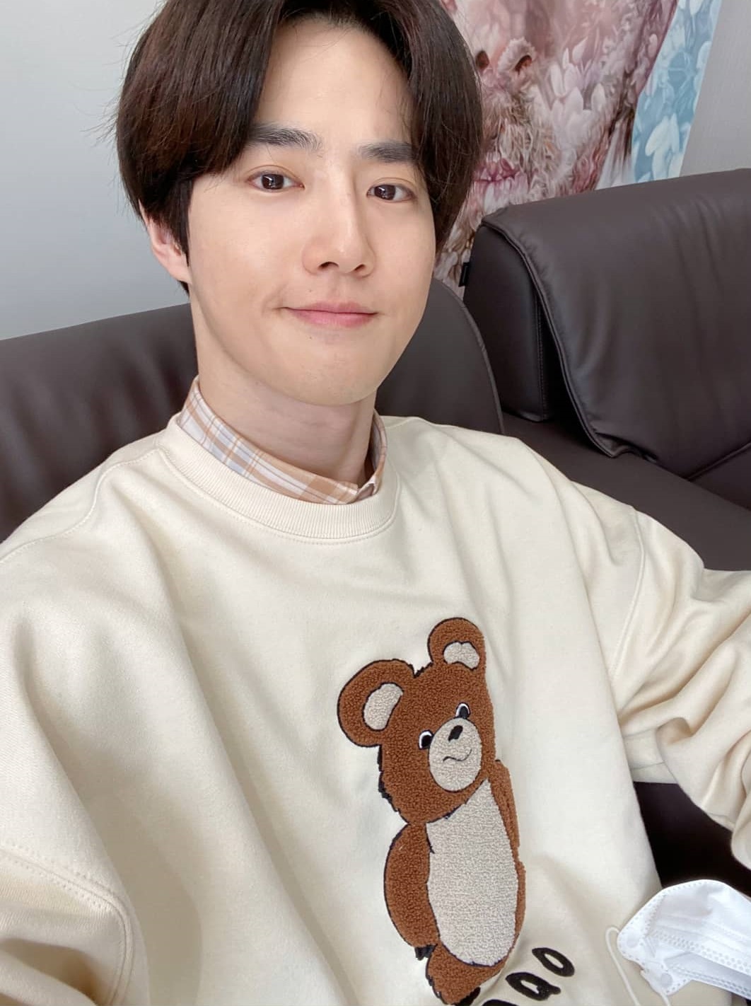 Suho of group EXO reported on the latest situation.Suho posted a picture on his Instagram story on the 31st with an article entitled Noon Hope Song, Lets Do.Suho in the open photo is staring at the camera in a man-to-man with a cute bear-stone picture. Suhos warm visual captures the sight of the viewers.On the other hand, Suho released his first Solo mini album Self-Portrait on the 30th, and won the first place on the soundtrack chart with the title song Love, Hazard.Photo: Suho Instagram