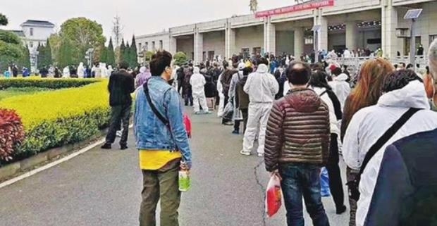 코로나19 사망자의 유골을 받으려고 기다리는 중국 우한 시민들 출처: 중국 온라인