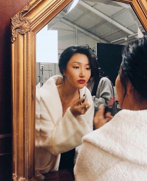 Girl group MAMAMOO member Hwasa boasted a deadly eye.On the afternoon of the afternoon, Hwasa posted a picture on his SNS with an article D - 1.The photo shows Hwasa wearing lip tints, his charismatic eyes and chic atmosphere.On the other hand, Hwasa is active in MBC entertainment program I live alone.