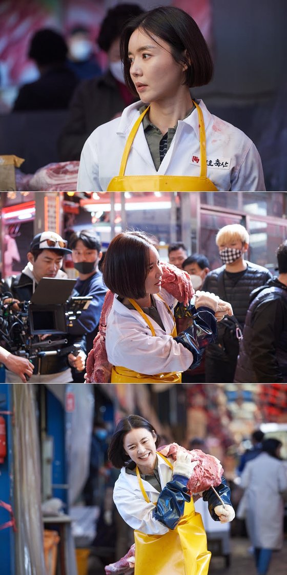 KBS 1TV new daily drama Bizarre Legacy, which will be broadcasted on the 20th, unveiled a still cut that shows Kang Se-jongs girl crush charm.The Great Legacy is a wildly youthful and entertaining, erratic family drama in which the 30-three unfinished virgin, Kang Se-jeong (Gonggyeok), is married to an eight-hundred-billion-dollar wealthy man undercover.Kang Se-jeong plays a life-strength butcher Delivery and novice regular sagonggyeok that runs the Majang-dong meat market.The opening of a butcher restaurant is a character with a strong heart and a dream.Kang Se-jeong in the photo is wearing a white work clothes stained with meat blood.Kang Se-jongs hot-rolled performance, which runs the Majang-dong market with heavy raw meat on his shoulder, predicts the birth of a new female character that has never been seen before.The production team said, Kang Se-jeong is showing a synchro rate more than imagined by dissolving his unique healthy and vigorous personality and solid acting ability into his character. You can expect the birth of a heroine who has never been experienced by viewers before.Bizarre Heritage is a follow-up to Walking on the Flower Road.