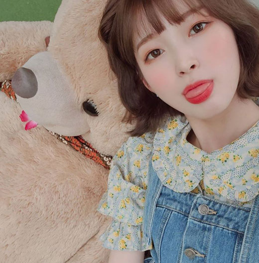 Arin, a member of girl group OH MY GIRL, boasted a lovely charm.Arin posted a number of photos on his personal Instagram on March 31. In the photo, Arin is staring at Camera with a bear doll and making a cute face.The netizens who watched this made various comments such as Arin is so cute, I am younger and I am single.On the other hand, Arin appears on the cable channel tvN D web drama Girls World which is about to air in April.