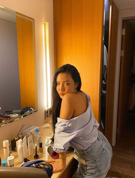 Hwasa, a member of the girl group MAMAMOO, unveiled his daily life.Hwasa posted two photos on her personal Instagram on Wednesday, where Hwasa poses confidently, staring at the camera.Especially, fashion sense with dogs and superior visual attract attention.The netizens who watched this showed various reactions such as Queen Hwasa, Fashion jackpot and Picture at home.Meanwhile, Hwasa participated in the new song I do not know of the boy band Distal splenorenal shunt procedure released on the 2nd.