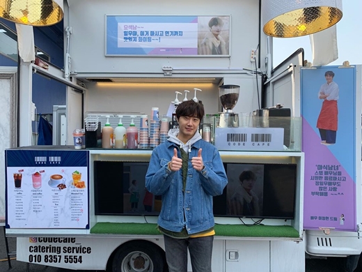 Jung Il-woo has certified Coffee or Tea sent by Lee Jung-hyun.Jung Il-woo said on his instagram on the 1st, Thank you for Jung Hyun Sister! Thanks to Sister! Staff members love it.Thank you. Jung Il-woo in the public photo is raising his thumb in front of Coffee or Tea sent by Lee Jung-hyun.Meanwhile, Jung Il-woo and Lee Jung-hyun are appearing on KBS 2TV Stars Top Recipe at Fun-Staurant.